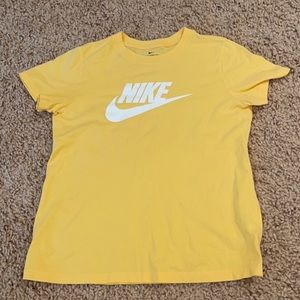 Nike t size M